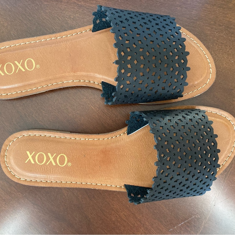 XOXO Women's Black Cutout Slide Sandals